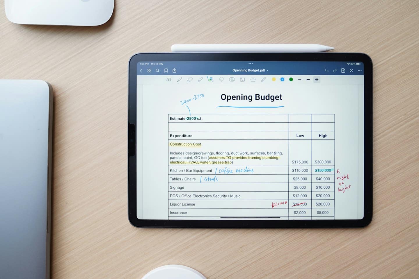 Tablet s finančním rozpočtem na dřevěném stole.